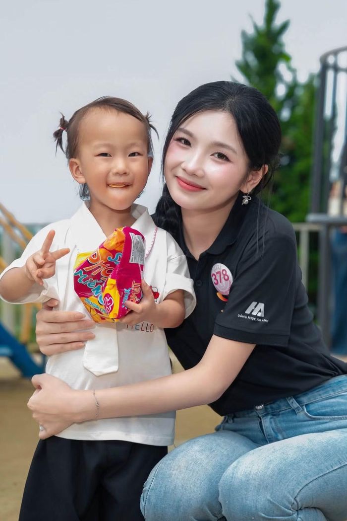Trước đó, Hồng Hạnh cùng Top 53 thực hiện dự án nhân ái tại Lai Châu. Theo Hồng Hạnh, một chuyến thăm chưa thể thay đổi cuộc sống của các em. Điều cô muốn tiếp tục là dành sự quan tâm bằng những việc cụ thể.