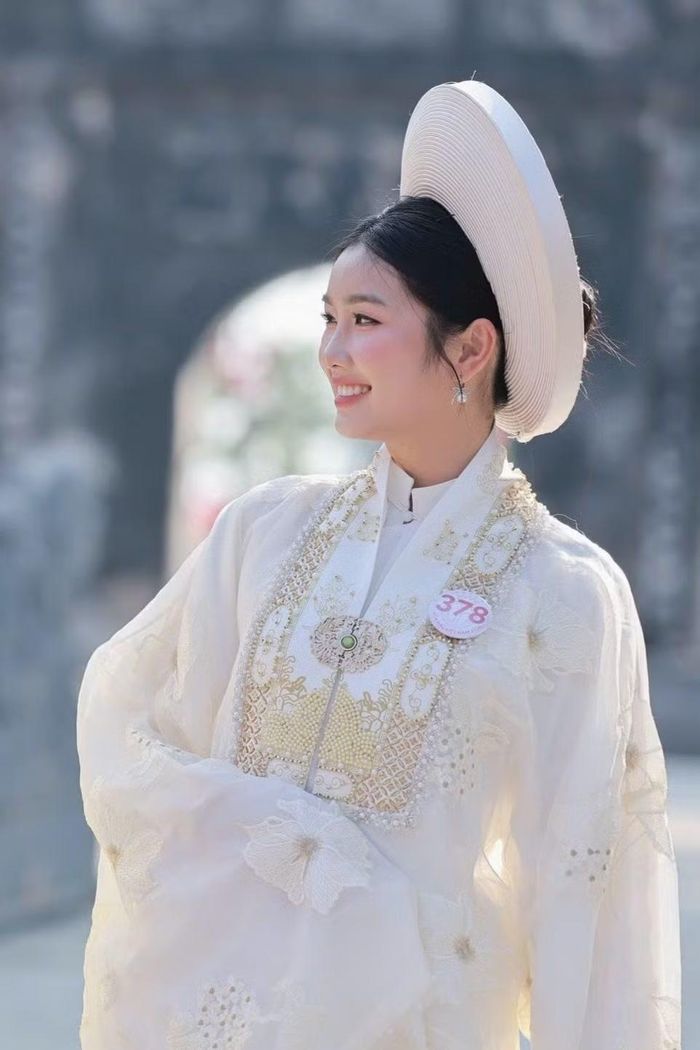 Hồng Hạnh tự hào khoác trang phục nhật bình trong thử thách chọn Đại sứ Thời trang và Thể thao. “Có lẽ điều thay đổi lớn nhất không phải là em đã trở thành một người hoàn toàn khác mà là em đã tự tin hơn khi được là chính mình”, Hồng Hạnh nói.