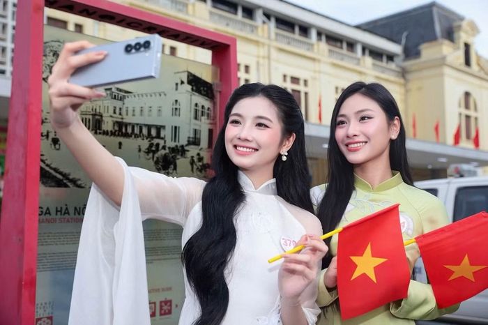 Điều khiến Hồng Hạnh nhớ lâu là sự quan tâm của những người mới thân thiết trong thời gian ngắn. Các bạn sợ Hồng Hạnh xa nhà, đến sinh nhật sẽ tủi thân nên âm thầm chuẩn bị. “Đôi khi những điều khiến mình nhớ mãi không phải là những khoảnh khắc quá lớn lao hay rực rỡ, mà chính là những điều nhỏ bé, giản dị nhưng chứa đựng nhiều tình cảm”, Hạnh chia sẻ.