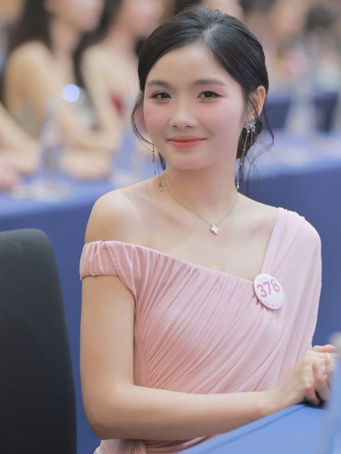 Hồng Hạnh chia sẻ khoảnh khắc đáng nhớ nhất của cô ở Hoa hậu Việt Nam là buổi tiệc sinh nhật ở nhà chung. Buổi sáng hôm ấy các thí sinh không có lịch hoạt động nên không trang điểm. Các bạn đợi lúc Hạnh ngủ rồi cùng tổ chức sinh nhật bất ngờ. "Với em, đó là một trong những kỷ niệm hạnh phúc nhất”, cô kể.