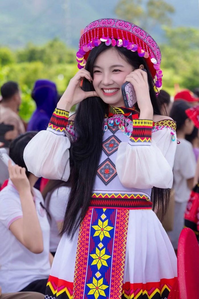 Hồng Hạnh thích thú khi được trải nghiệm đồi chè Tân Uyên, Lai Châu. Những chuyến đi, thời gian ở chung giúp cô thay đổi cách hiểu về sự trưởng thành. Trước đây, cô nghĩ đó là tự giải quyết mọi việc, bớt dựa vào gia đình. Giờ đây, cô còn nghĩ đến việc quan tâm người xung quanh, trân trọng những điều từng xem là hiển nhiên.