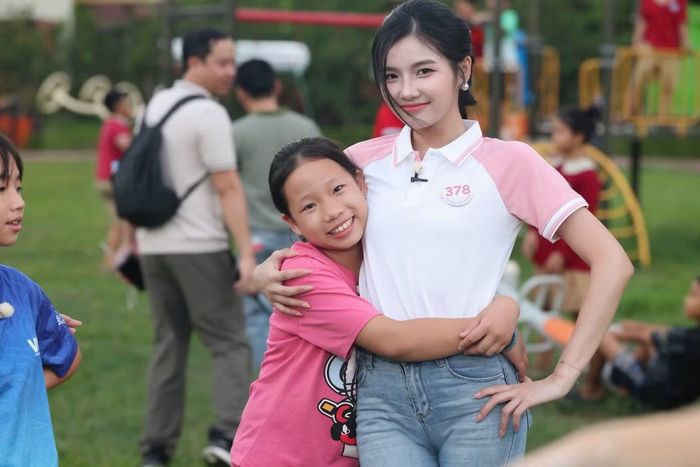 Sau cuộc trò chuyện, Hồng Hạnh nghĩ nhiều về những điều mình đang có. “Em nhận ra rằng đôi khi những điều mà mình vẫn nghĩ là bình thường, những cơ hội mà mình có được mỗi ngày lại là điều mà nhiều người khác đang cố gắng và hy vọng để có được”, cô chia sẻ.