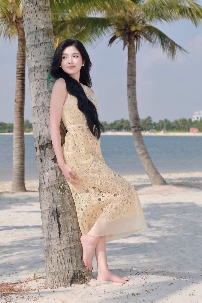 Vũ Hồng Hạnh sinh năm 2003, theo học chuyên ngành Luật tại Đại học Tài nguyên và Môi trường Hà Nội. Từng giành danh hiệu Á hậu 3 Hoa hậu Sinh viên Việt Nam 2025, cô tiếp tục thử sức ở Hoa hậu Việt Nam 2026 và bước vào Top 25. Hồng Hạnh là thí sinh nhận được nhiều bình chọn nhất từ khán giả ở vòng chung khảo.