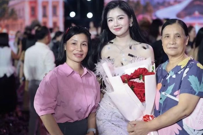 Khoảnh khắc bà và mẹ ôm hoa đợi ở dưới sân khấu Chung khảo Hoa hậu Việt Nam 2026 khiến Hồng Hạnh xúc động. “Khoảnh khắc ấy khiến em nhận ra dù mình có trưởng thành, mạnh mẽ đến đâu thì trong mắt gia đình, em vẫn là đứa trẻ cần được yêu thương và chở che”, cô kể.