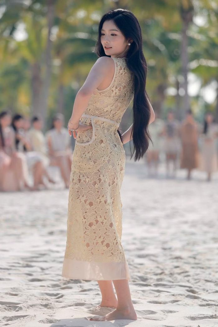 Hồng Hạnh trong thử thách catwalk trên cát ở vòng chung kết. Nhìn lại hành trình, cô nhớ rõ những băn khoăn ngày đầu kéo vali vào nhà chung, khi chưa biết mình sẽ đối diện với những thử thách nào.