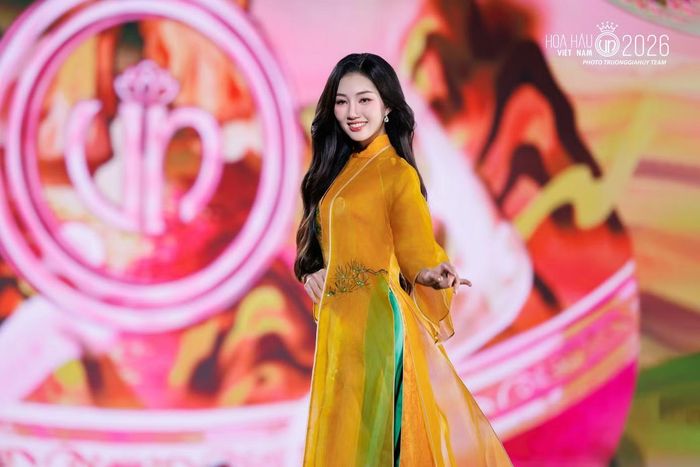 Trong tà áo dài truyền thống, Ngọc Lan mang đến hình ảnh dịu dàng, thanh lịch, tôn lên nét đẹp của nữ sinh Hà Nội.