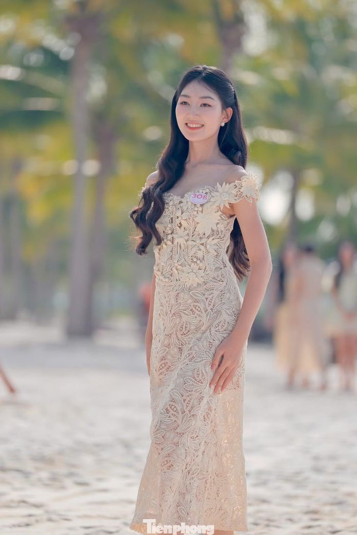 Ngọc Lan gây thiện cảm với gương mặt trẻ trung, nụ cười tươi và phong thái nhẹ nhàng.