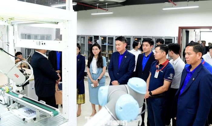 Đoàn đại biểu tham quan phòng nghiên cứu Nghiên cứu thiết kế và điều khiển hệ thống Cơ điện tử tại ĐH Bách khoa Hà Nội. Ảnh: Xuân Tùng