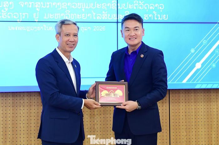GS.TS Lê Anh Tuấn tặng quà lưu niệm Bí thư T.Ư Đoàn TNNDCM Lào Thongly Sisoulith. Ảnh: Xuân Tùng
