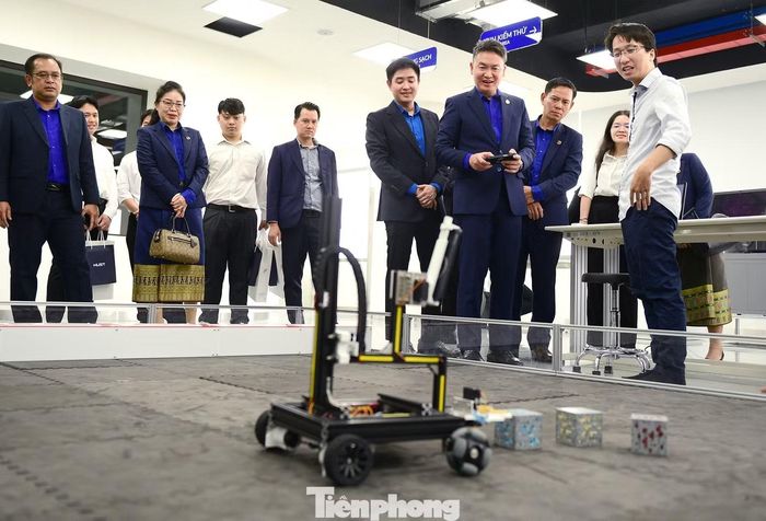 Đoàn đại biểu tham quan, trải nghiệm Không gian Đổi mới sáng tạo liên ngành. Ảnh: Xuân Tùng