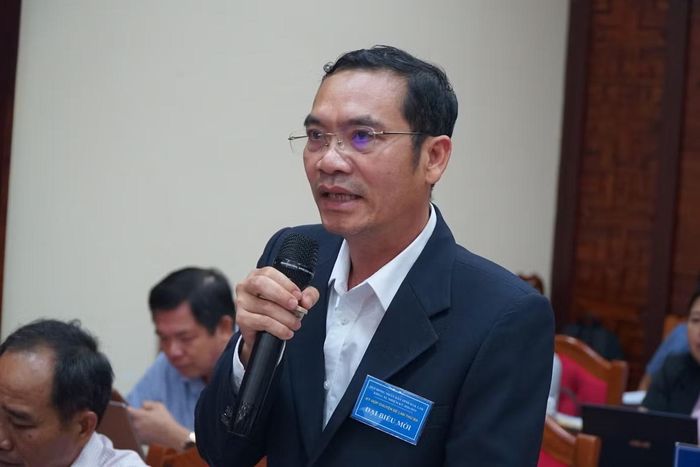 Ông Vũ Thanh Hưng, Giám đốc Trung tâm Phát triển quỹ đất tỉnh Đắk Lắk báo cáo tại kỳ họp.