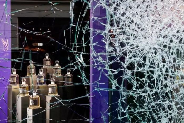 Mặt tiền cửa hàng Serge Lutens ở Paris (Pháp) bị những phần tử quá khích phá hủy. (Ảnh: Reuters)
