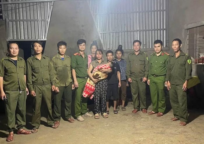 Công an xã Mường Hung bàn giao cháu nhỏ cho gia đình.