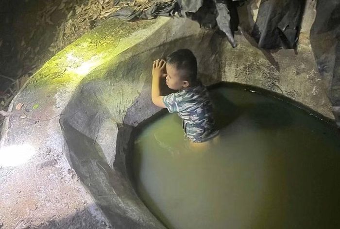 Bé trai 3 tuổi được tìm thấy sau 14 giờ mất tích. Ảnh: Công an xã Mường Hung.