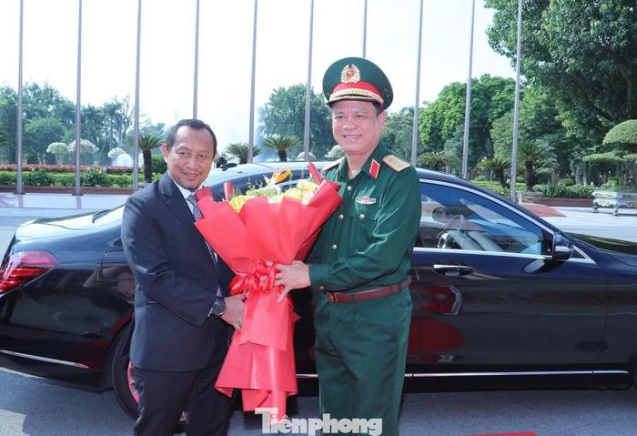 Thượng tướng Nguyễn Trường Thắng đón ông Datuk Lokman Hakim Ali tới đồng chủ trì cuộc đối thoại tại trụ sở Bộ Quốc phòng, chiều 20/10.