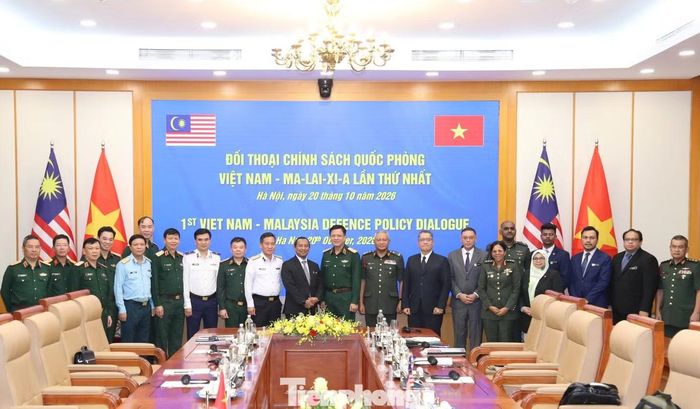 Đoàn đại biểu hai nước tham dự cuộc đối thoại.