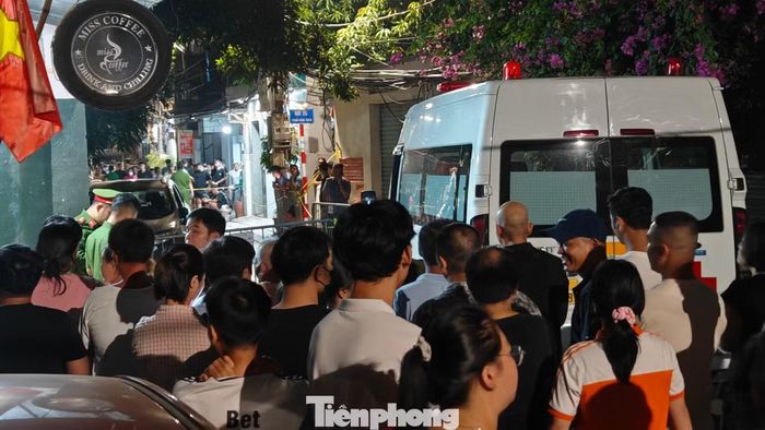 Người dân hiếu kỳ theo dõi sự việc. Ảnh: Thanh Hà