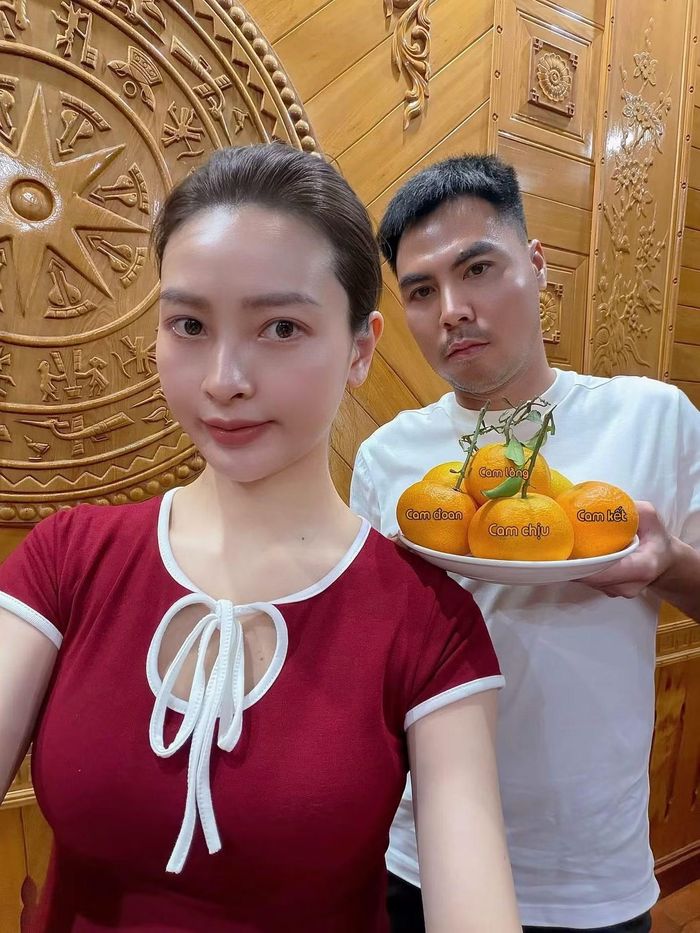 MC Huyền Trang (Mù Tạt) chia sẻ đoạn tin nhắn với chồng, tiền vệ Phạm Đức Huy, về món quà ngày 20/10. Khi vợ nhắn “Cứ hoa đồng tiền cho thiết thực”, Đức Huy chuẩn bị bó hoa đồng tiền cùng đĩa cam có dán các chữ “Cam chịu”, “Cam đoan”, “Cam kết”. Cách chơi chữ của nam cầu thủ mang đến tiếng cười trong ngày đặc biệt của hai vợ chồng.