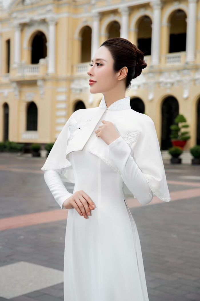 Tô Diệp Hà chọn áo dài cho bộ ảnh dịp 20/10 vì yêu thích trang phục truyền thống. Qua bộ ảnh, người đẹp chia sẻ suy nghĩ về sự tự tin của phụ nữ: “Bản lĩnh không nhất thiết thể hiện bằng hình ảnh gai góc cứng rắn và dịu dàng không đồng nghĩa với yếu đuối”. Người đẹp gửi lời chúc sức khỏe, hạnh phúc đến các bà, các mẹ và chị em phụ nữ, mong mỗi người được trân trọng dù ở đâu, làm công việc gì.