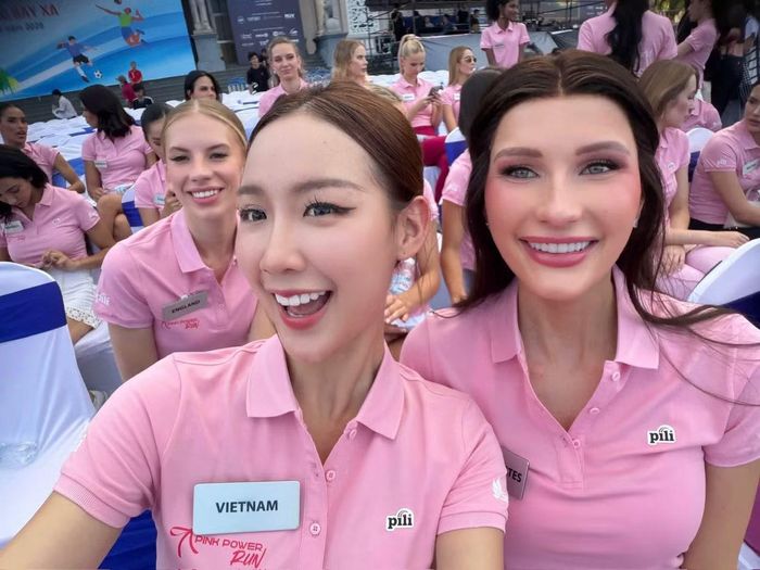 Ngoài hình ảnh chụp với mẹ, Hoa hậu Bảo Ngọc đăng tải nhiều khoảnh khắc cùng các hoa, á hậu và thí sinh tại cuộc thi Miss World 2026. Bảo Ngọc mong sự quan tâm được duy trì cả trong những ngày bình thường, từ việc dành thời gian trò chuyện đến trân trọng những điều người thân làm mỗi ngày. “Đôi khi, lời yêu thương được nói ra đúng lúc cũng đủ làm một ngày trở nên đặc biệt hơn rất nhiều”, cô chia sẻ, đồng thời chúc phụ nữ khỏe mạnh, hạnh phúc và tự tin với lựa chọn của mình.