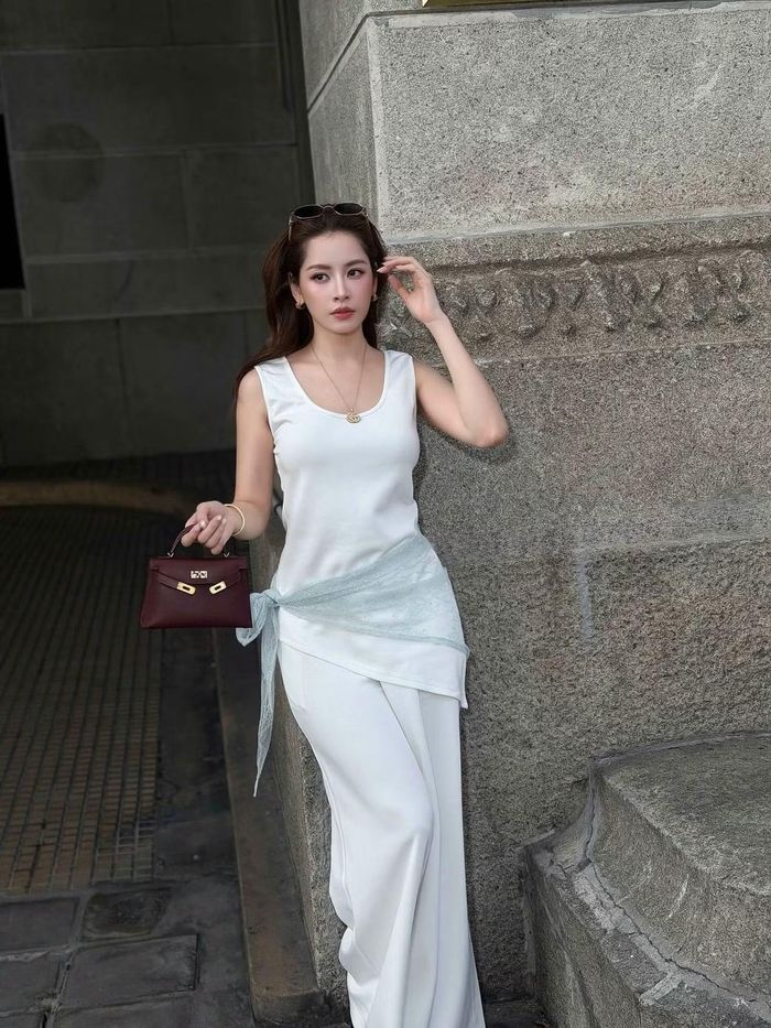“Dáng vẻ của một người phụ nữ biết yêu bản thân, cuộc sống và tất cả điều xinh đẹp xung quanh”, Chi Pu viết kèm hình ảnh chia sẻ dịp 20/10. Cô chúc những người yêu mến mình luôn xinh đẹp, hạnh phúc. Gần đây, nữ ca sĩ lên tiếng đính chính thông tin liên quan đến chuyện tình cảm với thiếu gia Tập đoàn Sơn Kim.