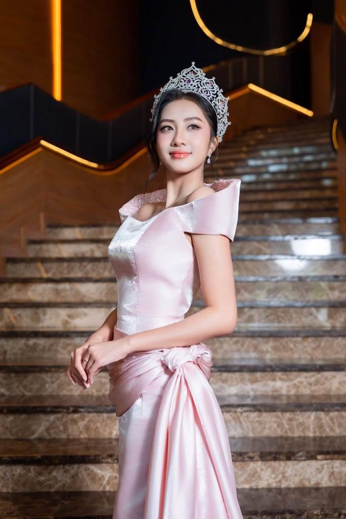 Hoa hậu Hà Trúc Linh gửi lời chúc tới phụ nữ nhân ngày 20/10, mong mỗi người tìm được niềm vui và sự tự tin trong cuộc sống. “Chúc mọi người luôn xinh đẹp, hạnh phúc, tự tin với những lựa chọn của mình và luôn được yêu thương theo cách mà mình xứng đáng”, cô viết.