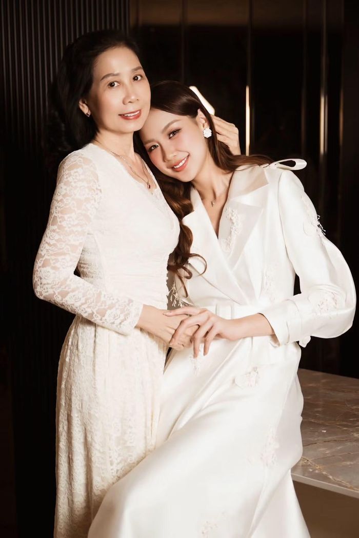 “Đã bao lâu rồi bạn chưa nói với mẹ một câu ‘Con thương mẹ’, chưa ôm bà một cái thật lâu hay dành một lời cảm ơn cho những người phụ nữ luôn yêu thương mình”, Hoa hậu Lê Nguyễn Bảo Ngọc viết nhân ngày Phụ nữ Việt Nam. Cô cho rằng nhiều người ít bày tỏ tình cảm vì nghĩ người thân sẽ tự hiểu, trong khi một lời hỏi han, cảm ơn có thể mang lại niềm vui.