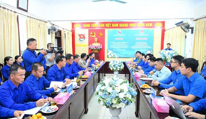 Toàn cảnh buổi làm việc.