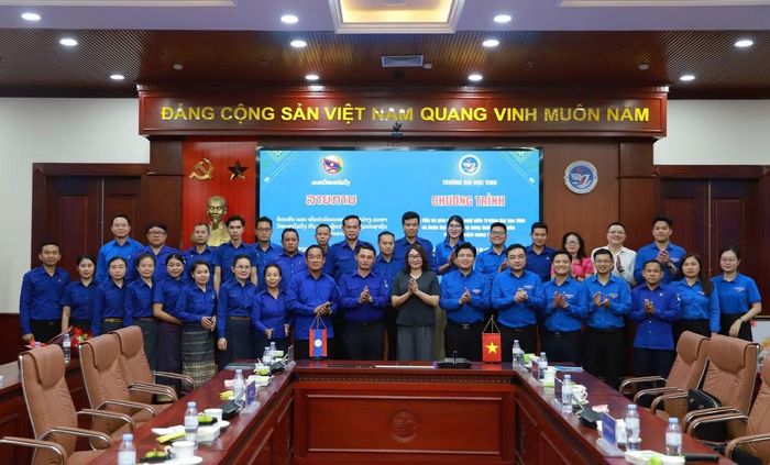 Đoàn đại biểu đến làm việc và chụp hình lưu niệm tại Trường Đại học Vinh.