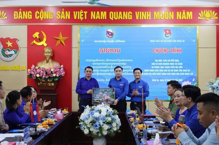 Tỉnh Đoàn Nghệ An tặng quà lưu niệm Đoàn công tác T.Ư Đoàn thanh niên Nhân dân cách mạng Lào.