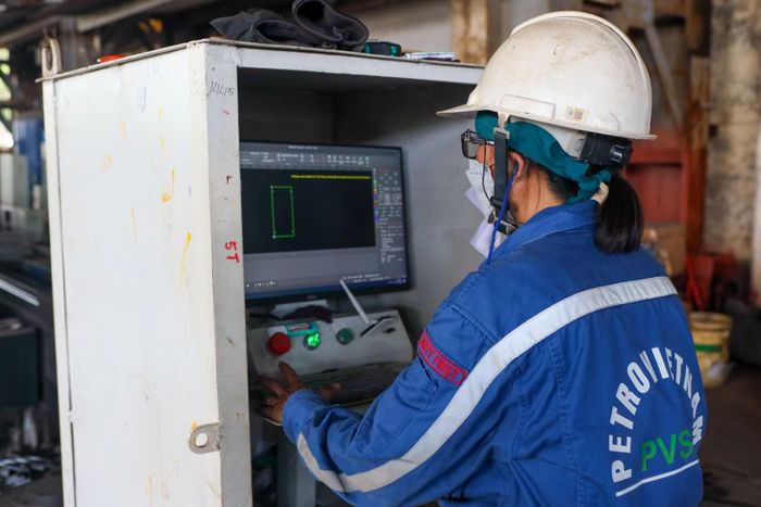 Chị Bùi Thị Kim Phước, Tổ phó Tổ cắt CNC là một trong những công nhân cốt cán của Tổ.