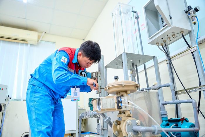 Anh Lê Văn Linh, chuyên viên kỹ thuật và tự động hóa thuộc đoàn dự thi của PVOIL thực hiện bài thi trong phần thi nghề Tự động hóa.