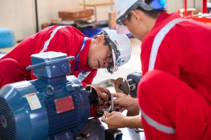 Thí sinh thi nghề Bảo dưỡng sửa chữa thiết bị động