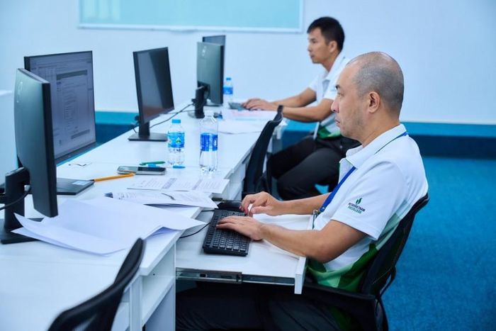 Thí sinh thi nghề Vận hành nhà máy lọc dầu.