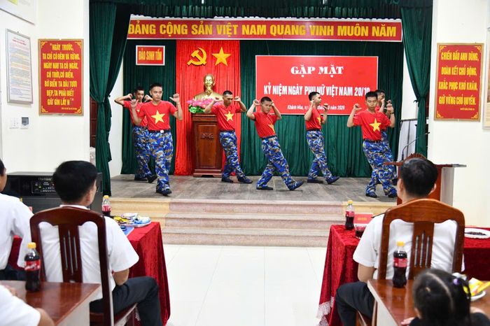 Tiết mục văn nghệ do các chiến sĩ đảo Sinh Tồn gửi tặng phụ nữ nhân ngày 20/10.