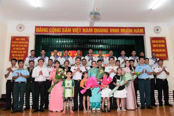 Cán bộ, chiến sĩ, các lực lượng trên đảo Trường Sa tặng hoa chúc mừng phụ nữ trên đảo.