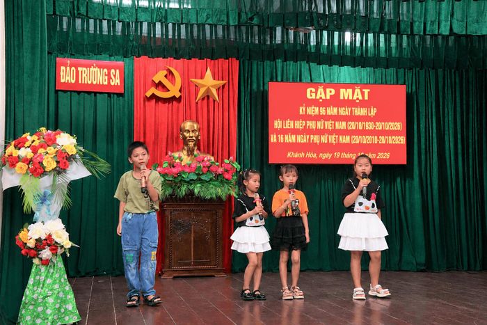 Tiết mục văn nghệ của các cháu thiếu nhi đảo Trường Sa chúc mừng các mẹ.