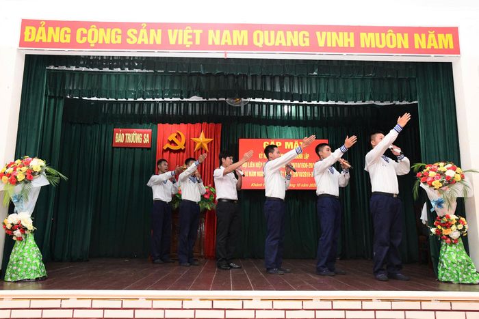Tiết mục văn nghệ do các chiến sĩ đảo Trường Sa gửi tặng phụ nữ nhân ngày 20/10