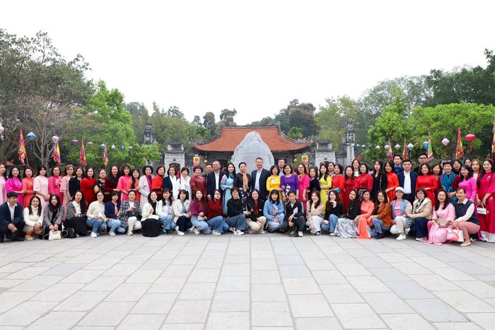 Đoàn nữ cán bộ TANDTC chụp ảnh lưu niệm tại Di tích lịch sử Quốc gia đặc biệt Đền thờ Hai Bà Trưng