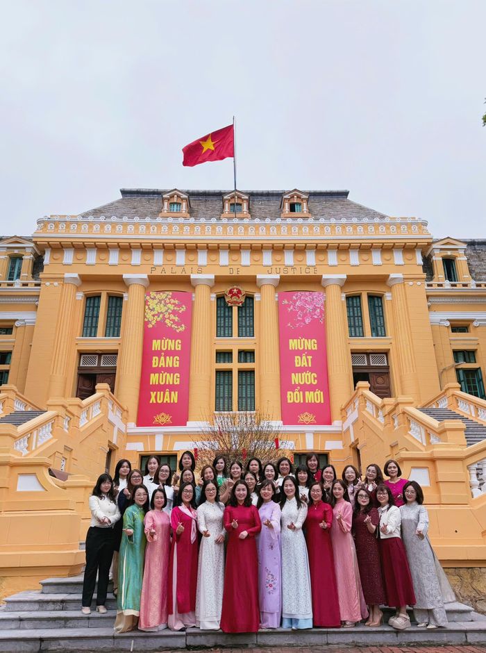 Vụ trưởng Nguyễn Thị Bình cùng tập thể nữ cán bộ, công chức Vụ Giám đốc Kiểm tra I - Tòa án nhân dân tối cao