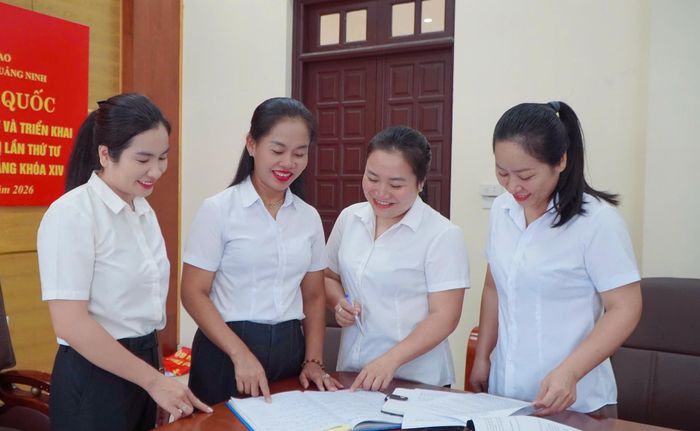 Thẩm phán Nguyễn Thị Quýnh cùng các đồng nghiệp.