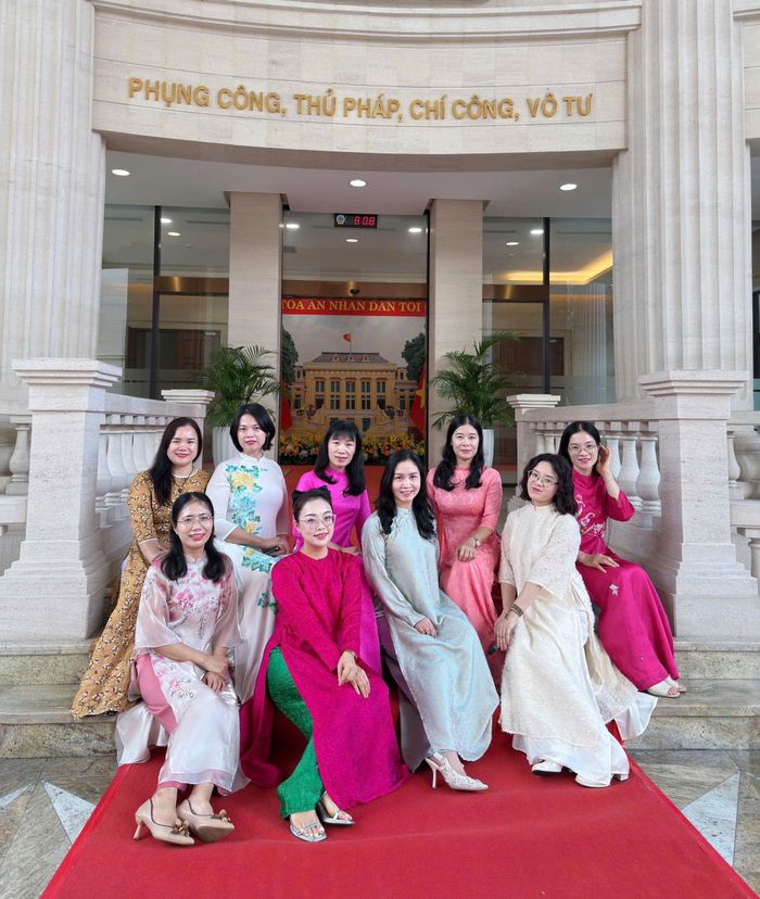 Các nữ cán bộ, công chức Vụ I - Toà án nhân dân tối cao chụp ảnh lưu niệm.