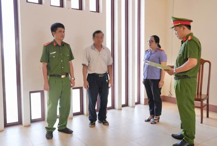 Cơ quan CSĐT Công an tỉnh tống đạt các quyết định khởi tố bị can đối với Nguyễn Thanh Quang. (Ảnh: CAGL).