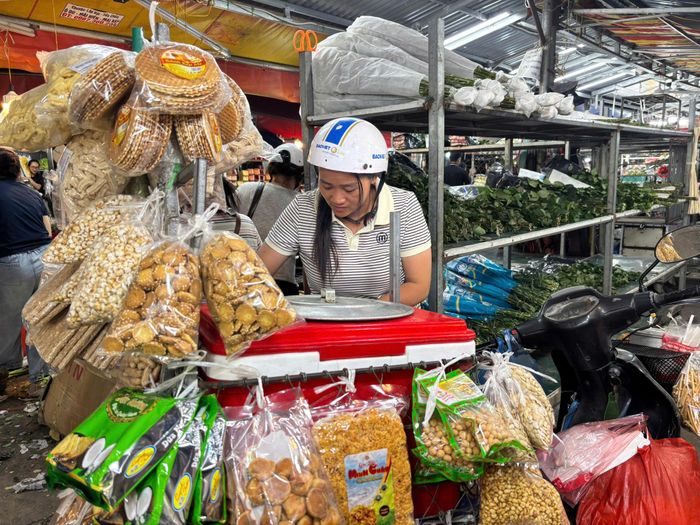 Thức dậy từ 4 giờ sáng, chị Thu chuẩn bị những món hàng quen thuộc cho hành trình buôn bán, mang theo sự tháo vát và niềm tin vào thành quả lao động.