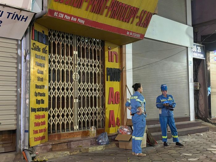 Một phút nghỉ chân trong đêm, đôi lời trò chuyện giữa cô Cúc và cô Dung trên phố Phan Đình Phùng trở thành khoảnh khắc ấm áp về tình đồng nghiệp, sự sẻ chia.