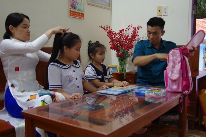Chuẩn bị sách vở cho con đến trường tại đảo Trường Sa