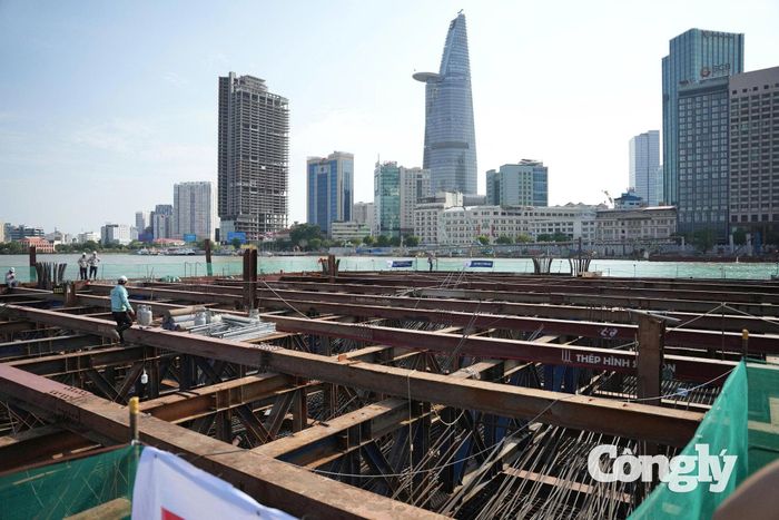 Cận cảnh thi công cầu đi bộ qua sông Sài Gòn.
