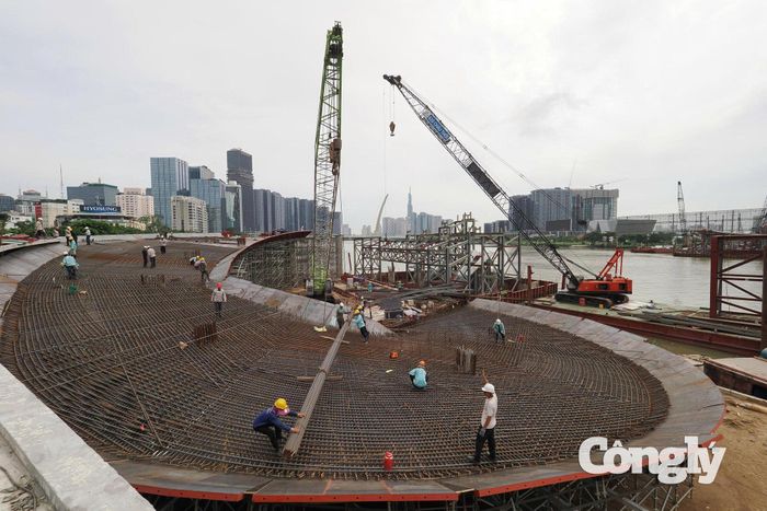 So với nhiều công trình cầu đã thi công, đây là công trình quy mô bệ trụ rất lớn.