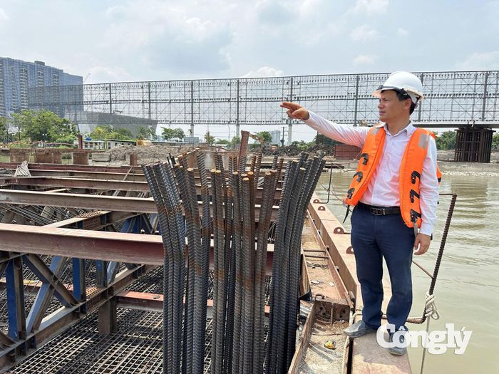 Công trình cầu đi bộ sẽ hợp long vào sáng 21/10.