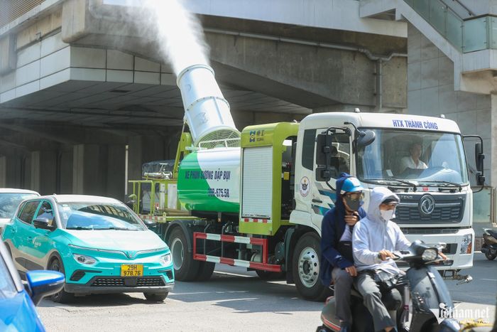Thời tiết miền Bắc và Hà Nội nắng trên 34 độ. Ảnh: Phạm Hải